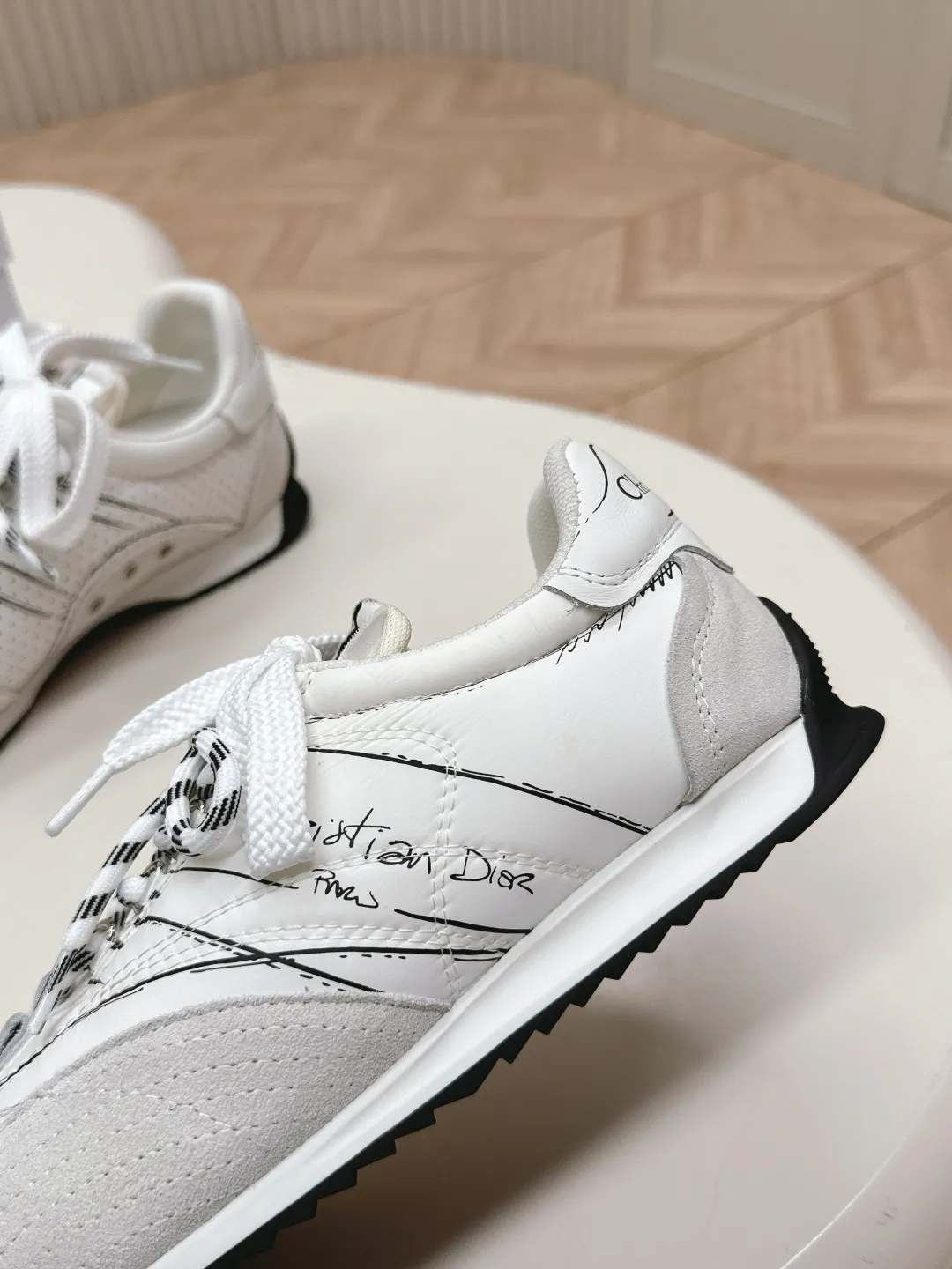 👟👟Ex-factory price 660👟👟 Dior sketch Dior spring and summer catwalk style graffiti sketch moral training shoes Forrest shoes. Original development. The most photographed item in the 25ss spring and summer show. This pair of shoes has changed the single design style of Forrest shoes in the previous impression. It retains the original shape. The details are very in line with the current fashion trend, but it also incorporates the manager's new understanding and retro feelings for Forrest shoes. The overall feeling is brand new. The material is a bit matte leather, full of retro style. It looks very high-end. The feeling on the foot is very convex. The upper foot is really good-looking and versatile. It can be worn with any style of clothes, pants and skirts. It looks good on anyone. Original combination outsole Size: 35-45